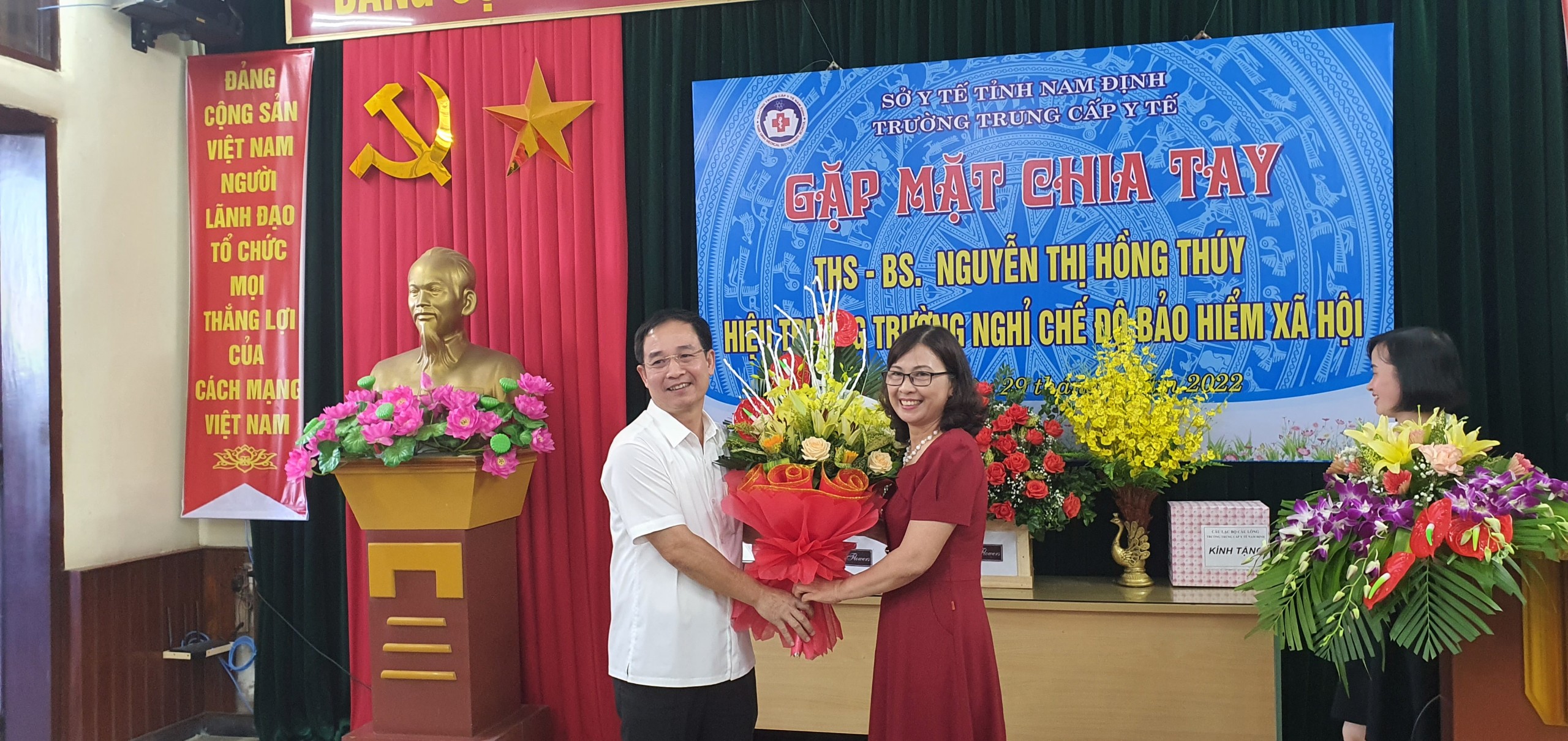Gặp mặt chia tay Hiệu trưởng - Thạc sỹ - Bác sỹ Nguyễn Thị Hồng Thúy nghỉ chế độ bảo hiểm xã hội