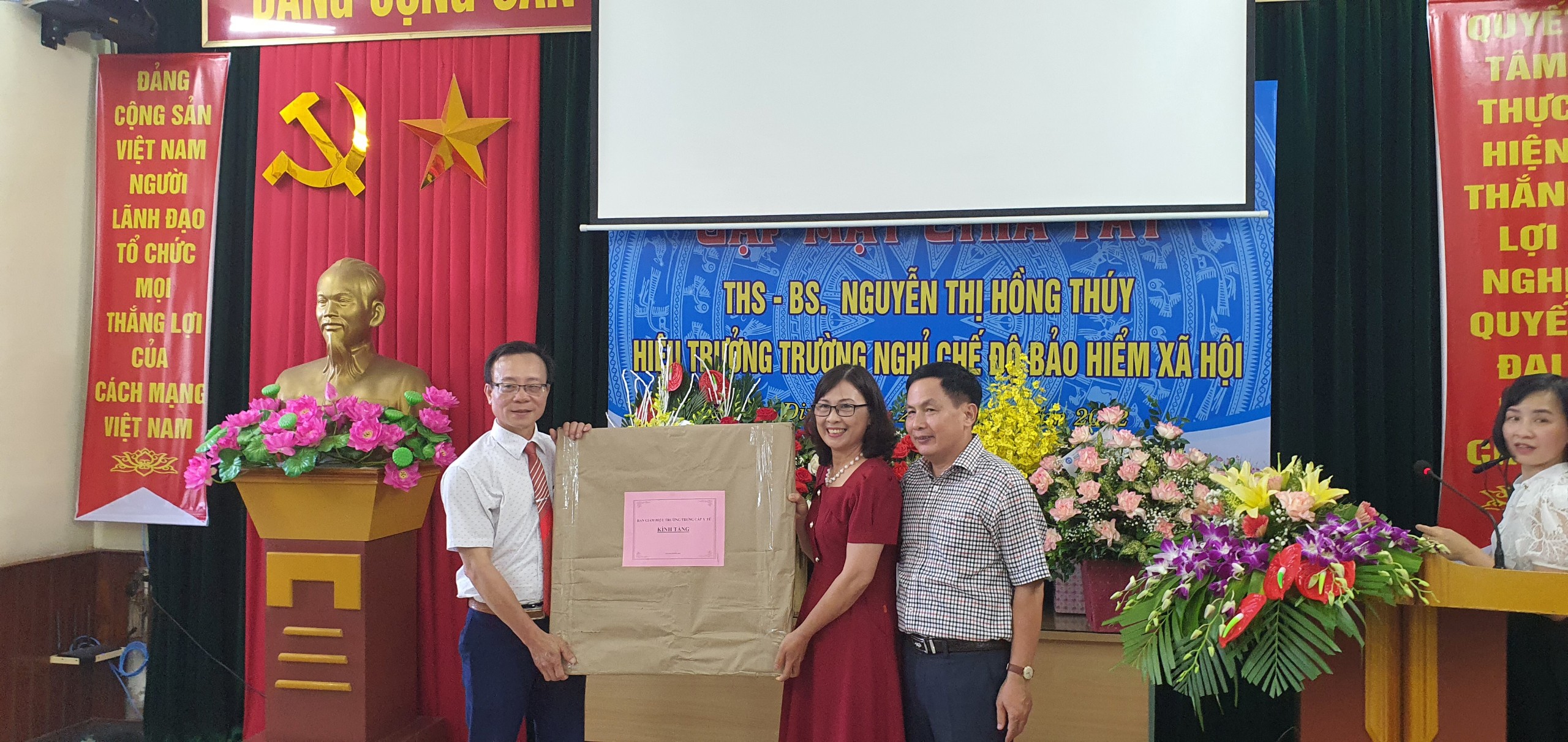 Gặp mặt chia tay Hiệu trưởng - Thạc sỹ - Bác sỹ Nguyễn Thị Hồng Thúy nghỉ chế độ bảo hiểm xã hội